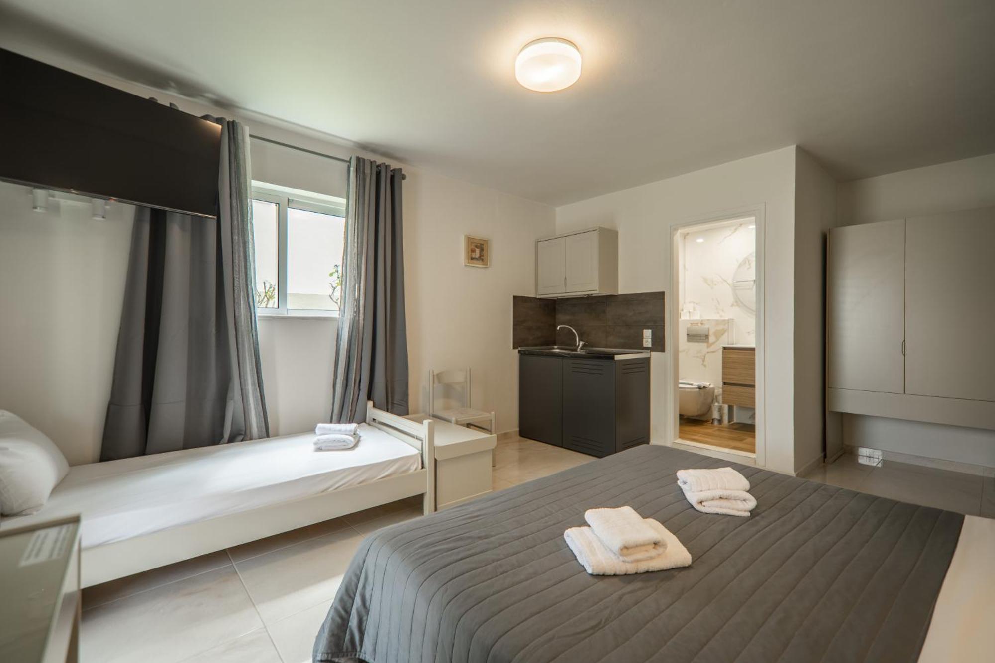 Manos Beachside Apartments Agia Marina المظهر الخارجي الصورة