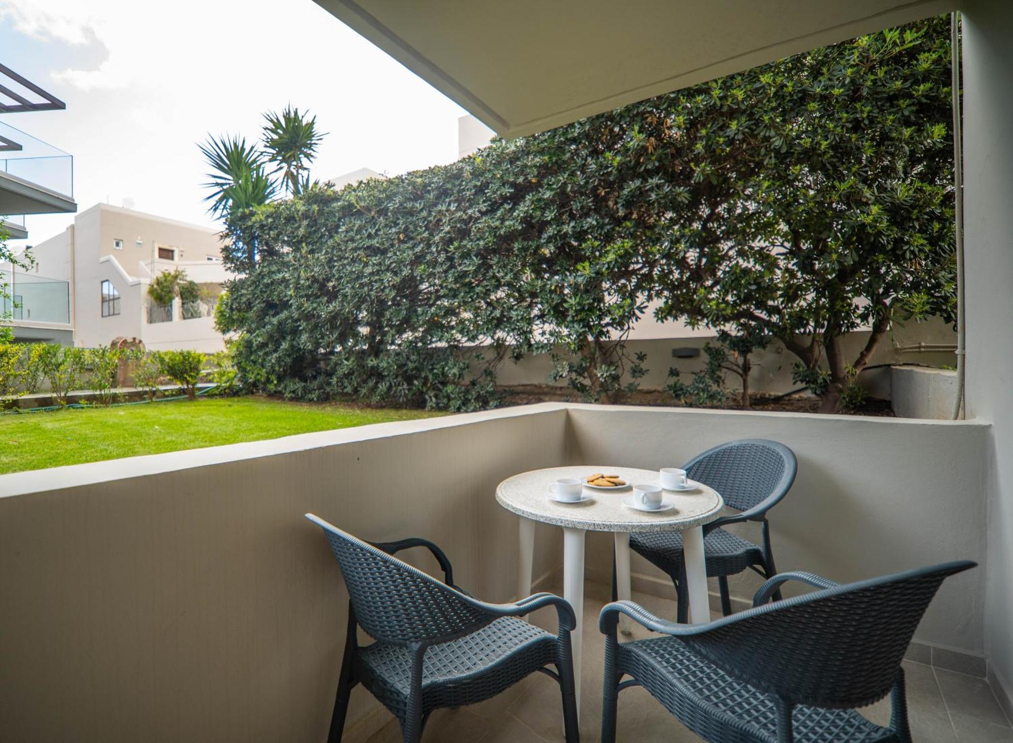 Manos Beachside Apartments Agia Marina المظهر الخارجي الصورة
