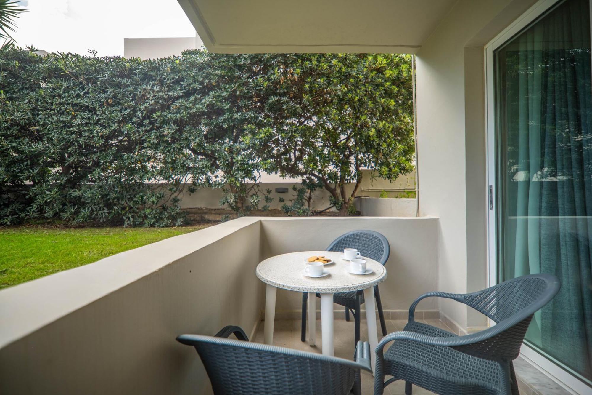 Manos Beachside Apartments Agia Marina الغرفة الصورة