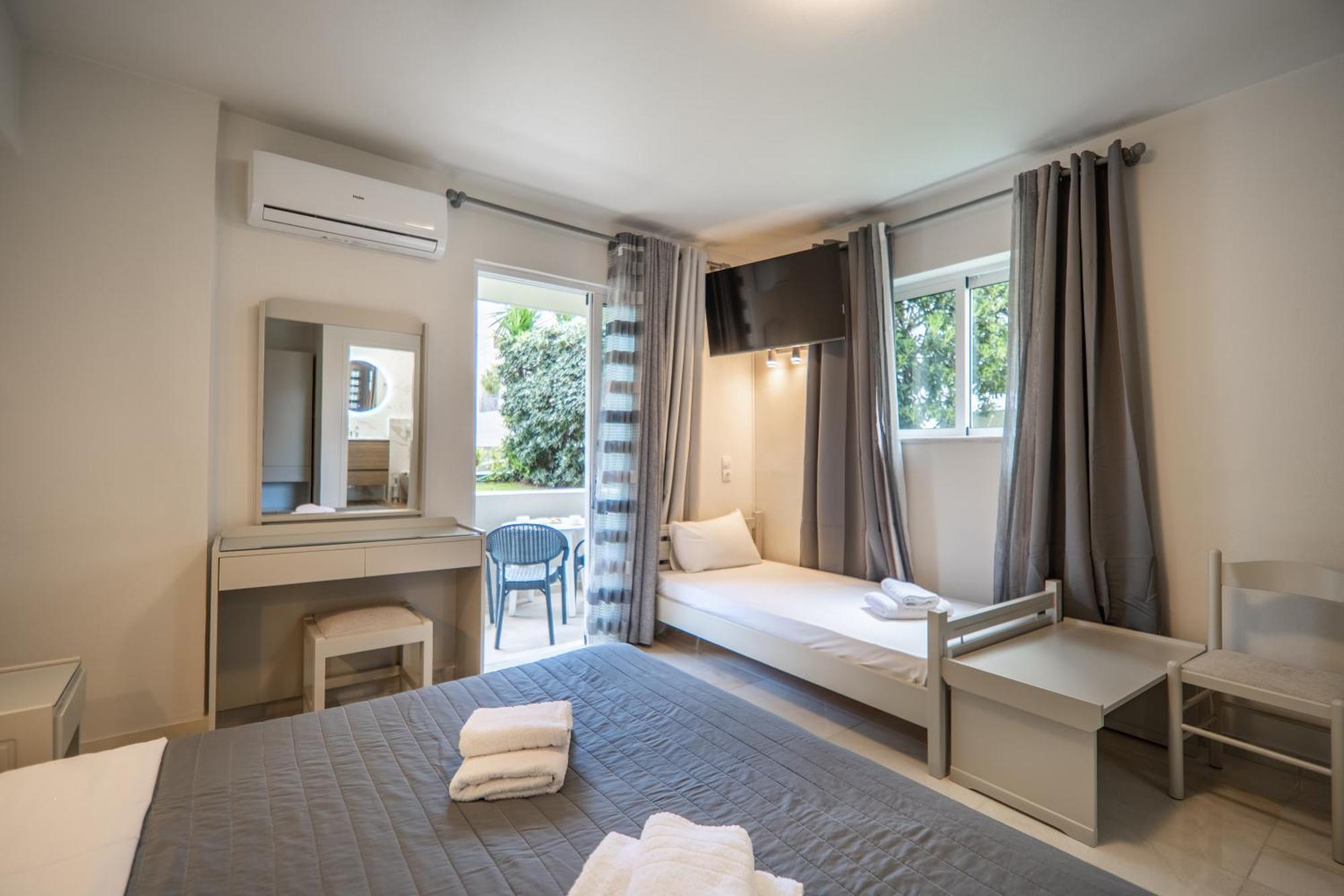 Manos Beachside Apartments Agia Marina الغرفة الصورة