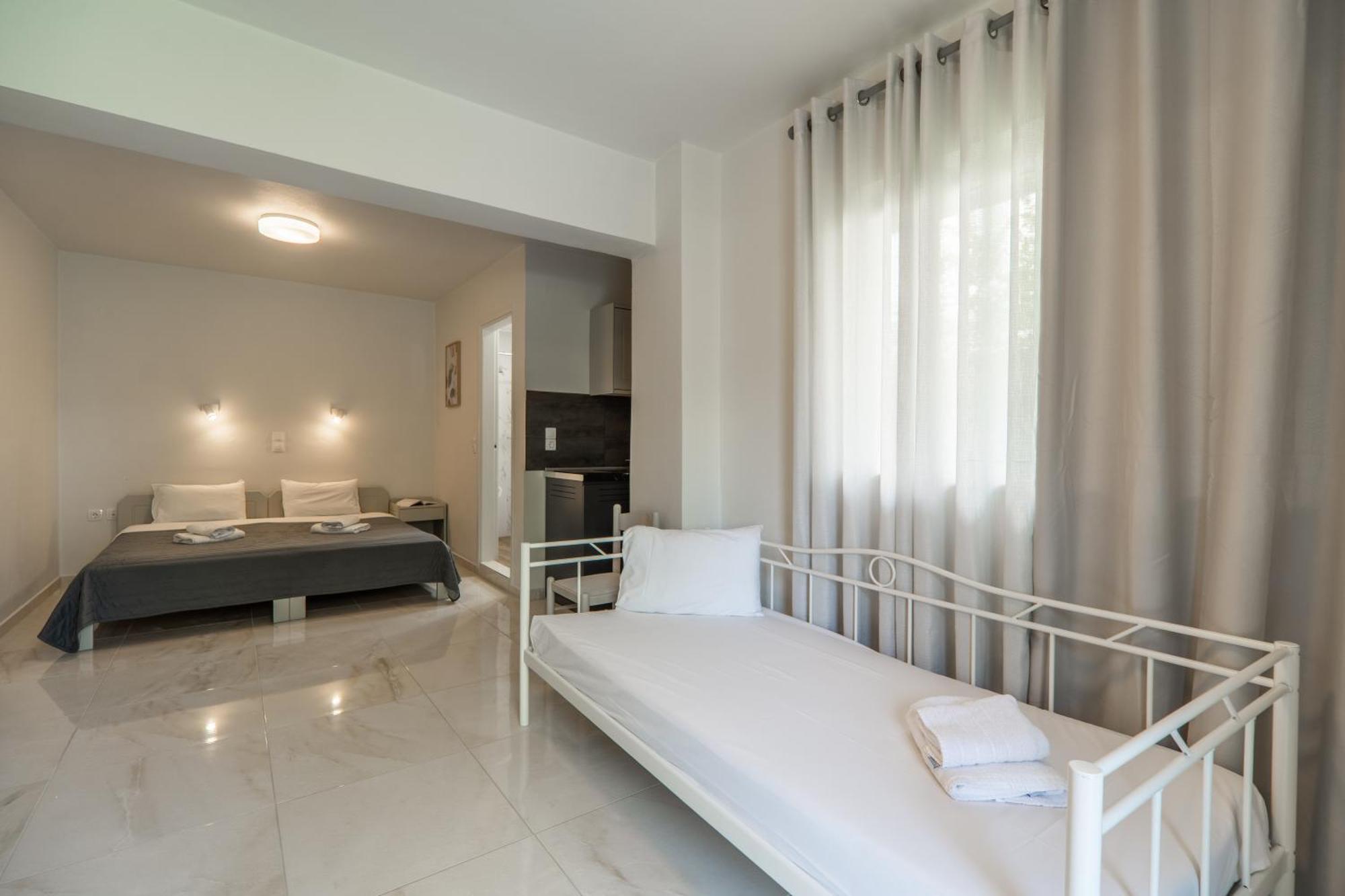 Manos Beachside Apartments Agia Marina المظهر الخارجي الصورة