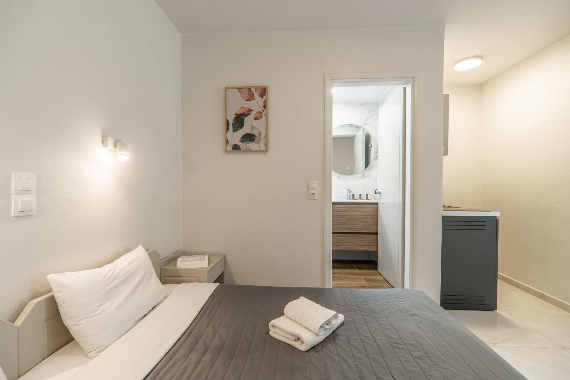 Manos Beachside Apartments Agia Marina الغرفة الصورة