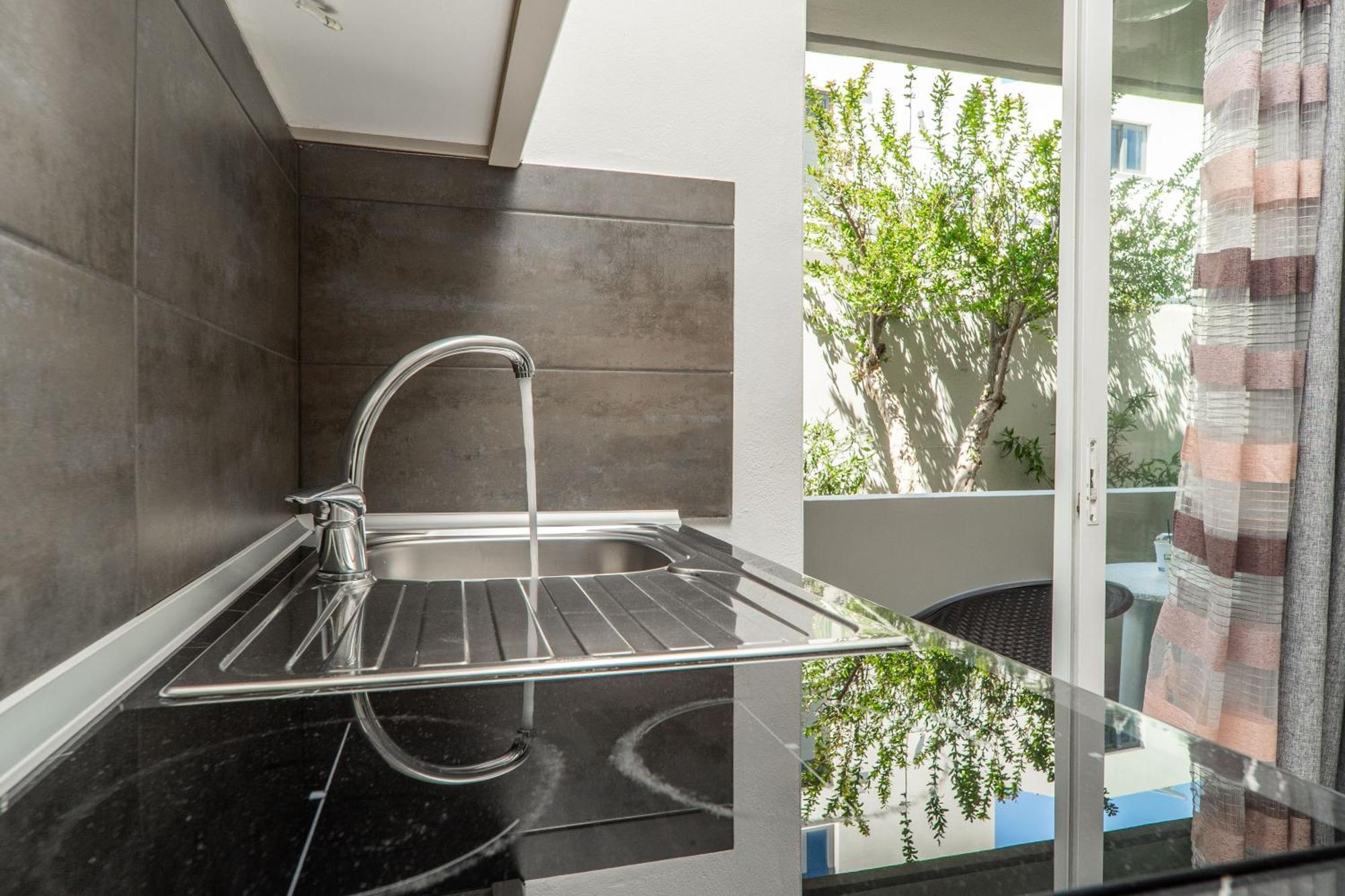 Manos Beachside Apartments Agia Marina الغرفة الصورة