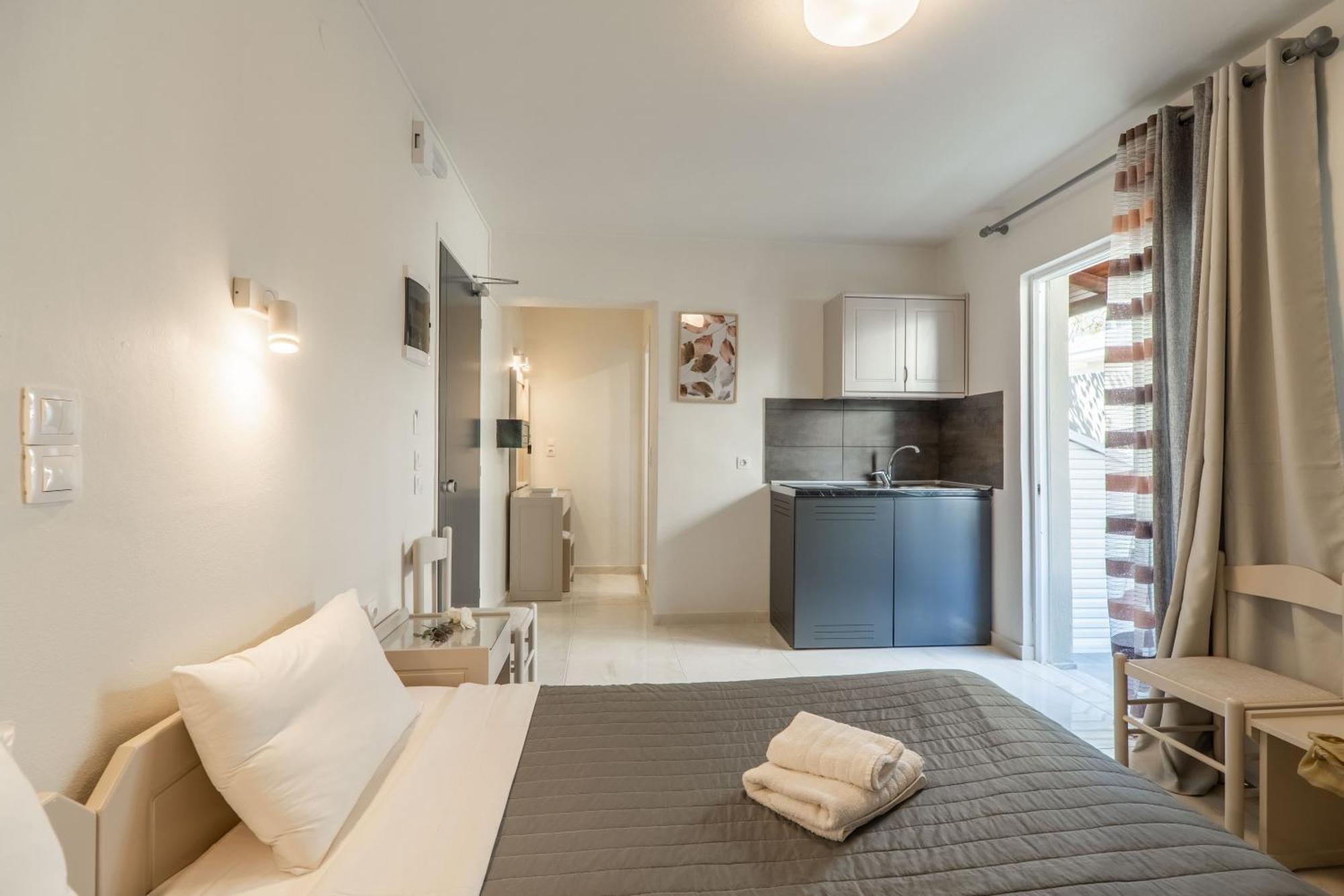 Manos Beachside Apartments Agia Marina المظهر الخارجي الصورة