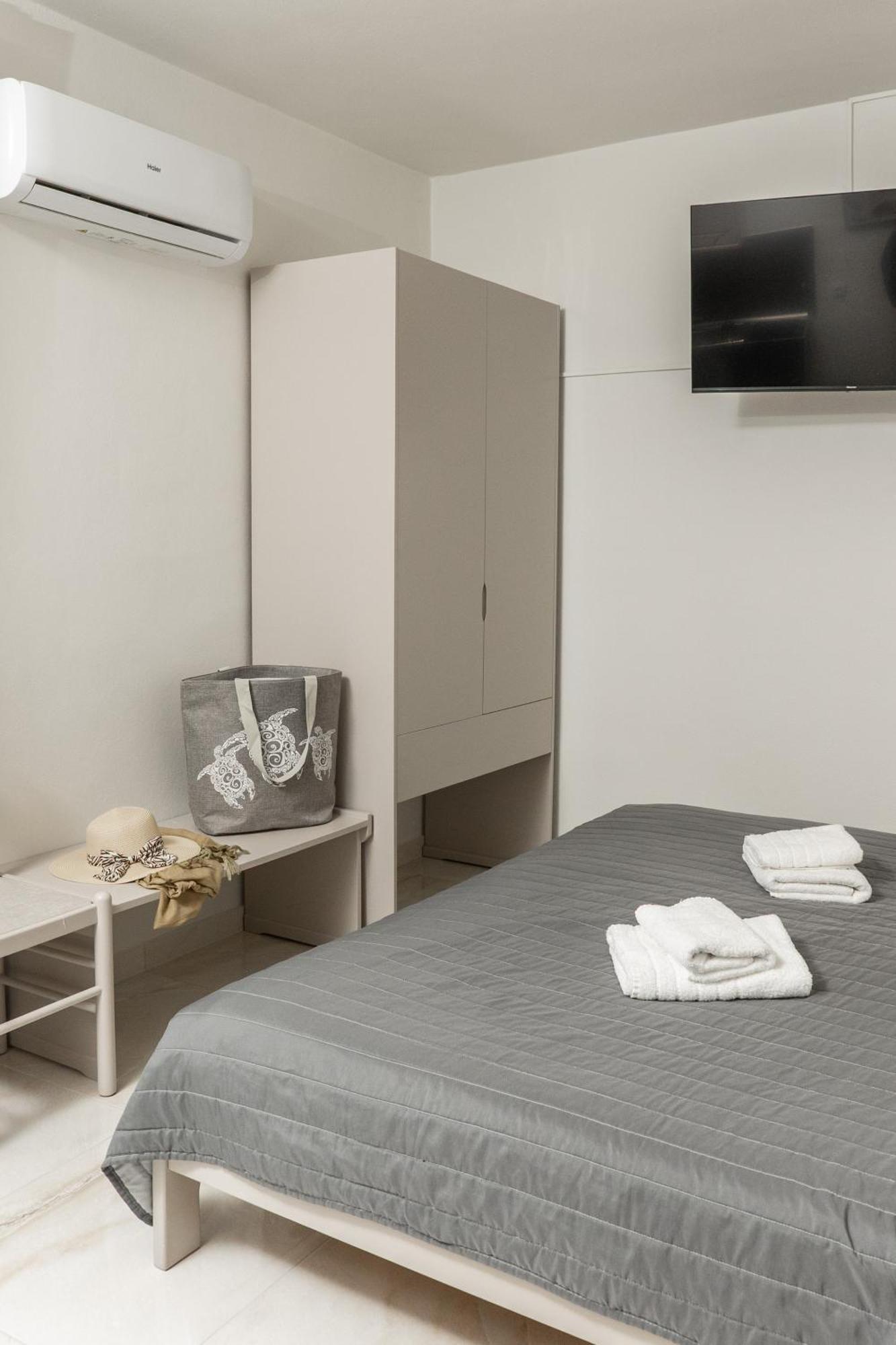 Manos Beachside Apartments Agia Marina الغرفة الصورة