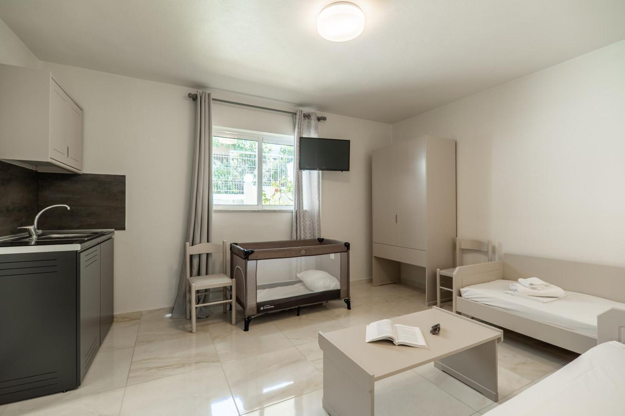 Manos Beachside Apartments Agia Marina الغرفة الصورة