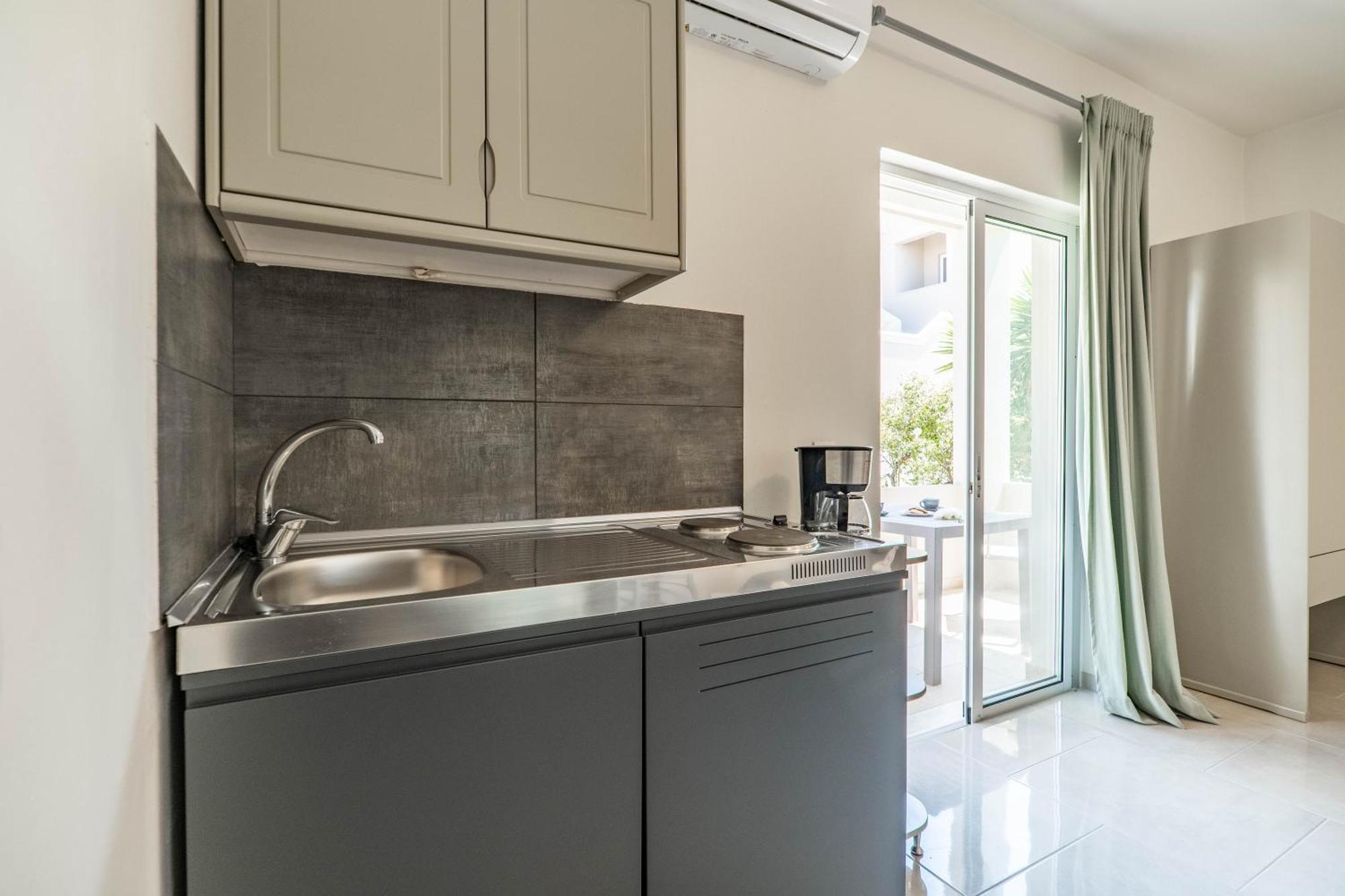 Manos Beachside Apartments Agia Marina الغرفة الصورة