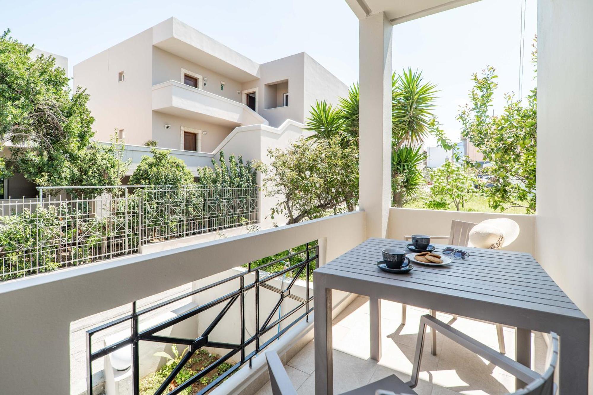 Manos Beachside Apartments Agia Marina الغرفة الصورة