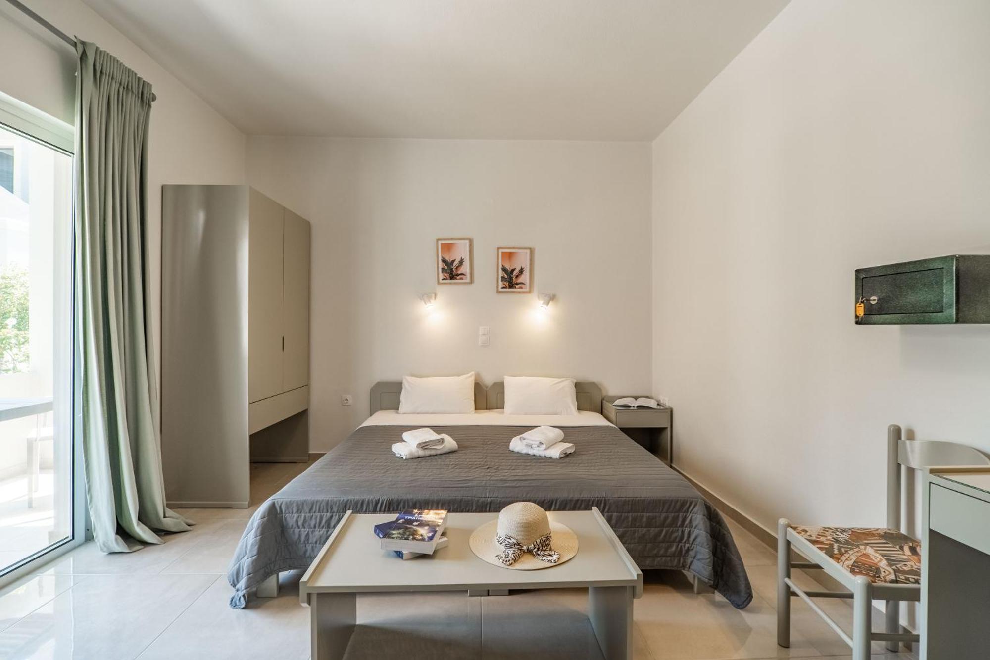Manos Beachside Apartments Agia Marina الغرفة الصورة