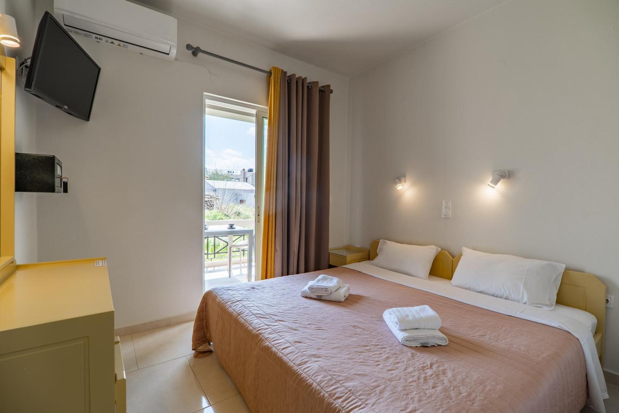 Manos Beachside Apartments Agia Marina المظهر الخارجي الصورة