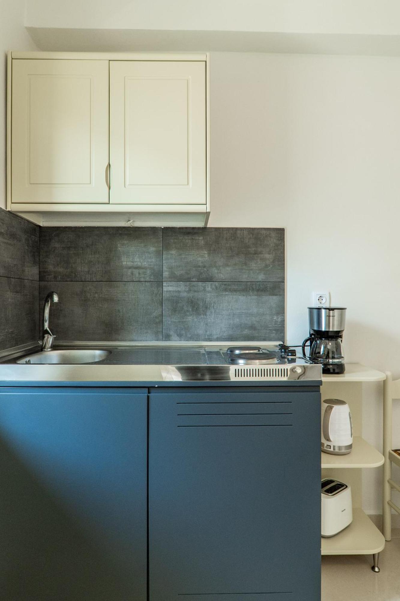 Manos Beachside Apartments Agia Marina الغرفة الصورة