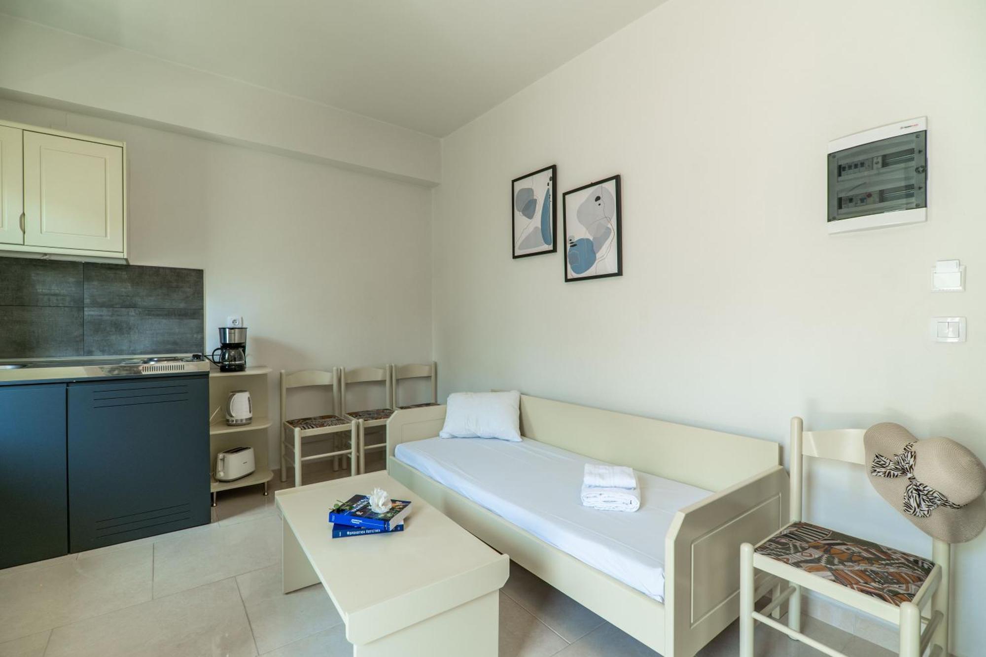 Manos Beachside Apartments Agia Marina الغرفة الصورة