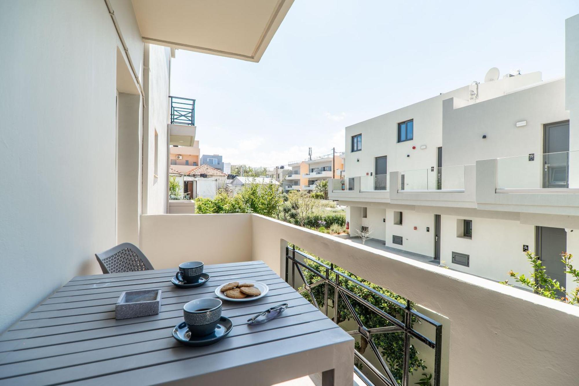 Manos Beachside Apartments Agia Marina المظهر الخارجي الصورة
