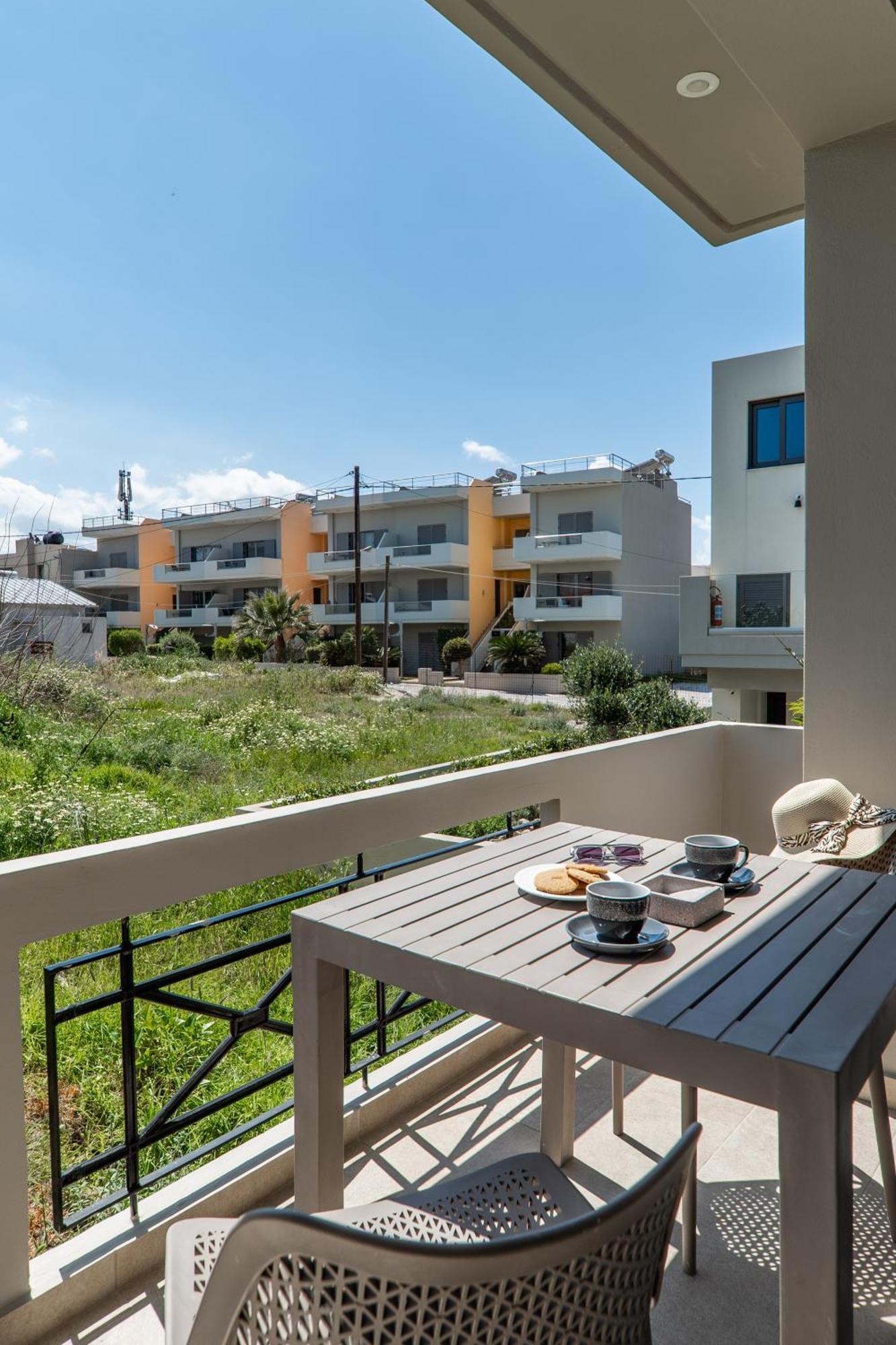 Manos Beachside Apartments Agia Marina الغرفة الصورة