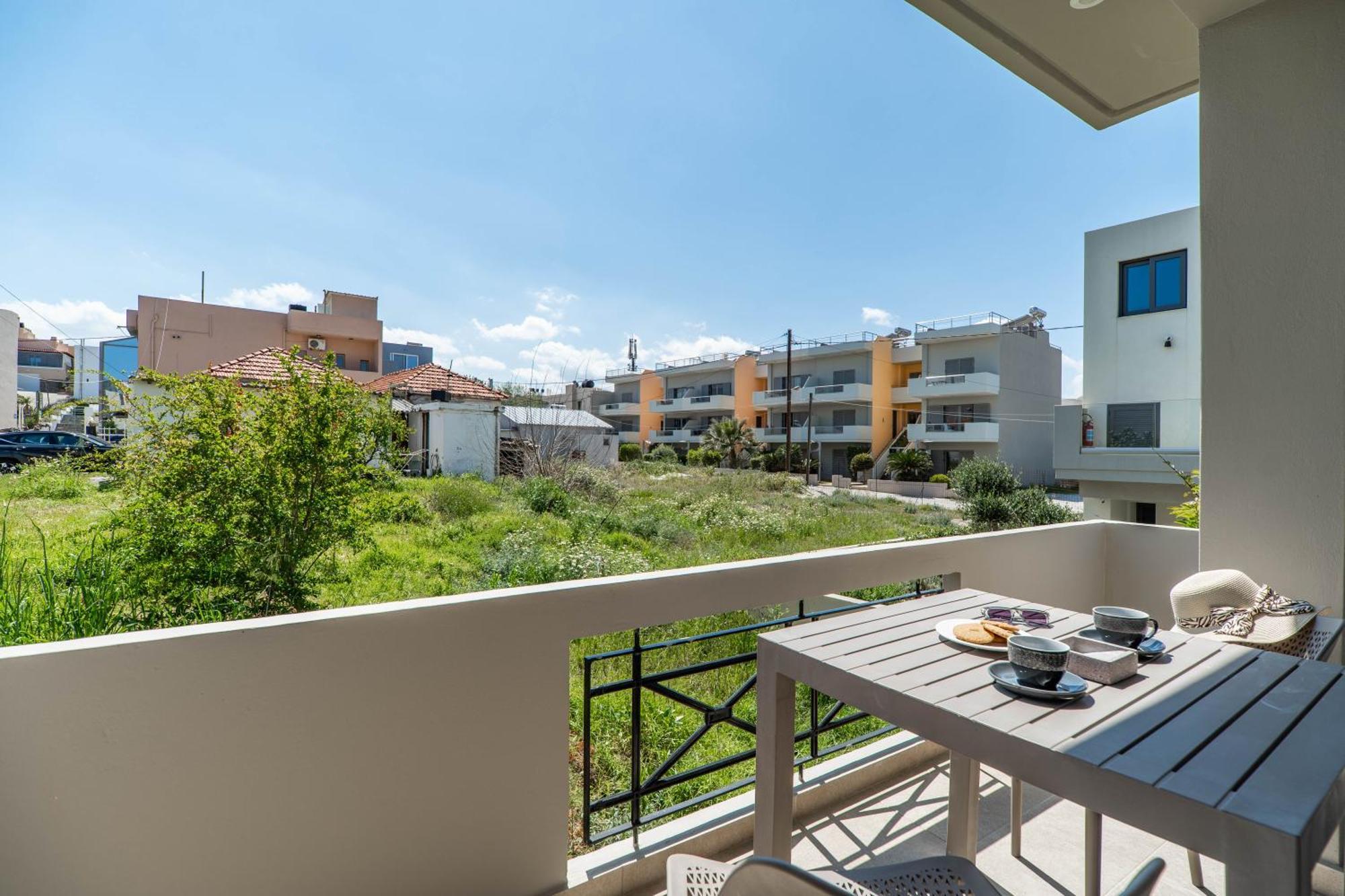 Manos Beachside Apartments Agia Marina المظهر الخارجي الصورة