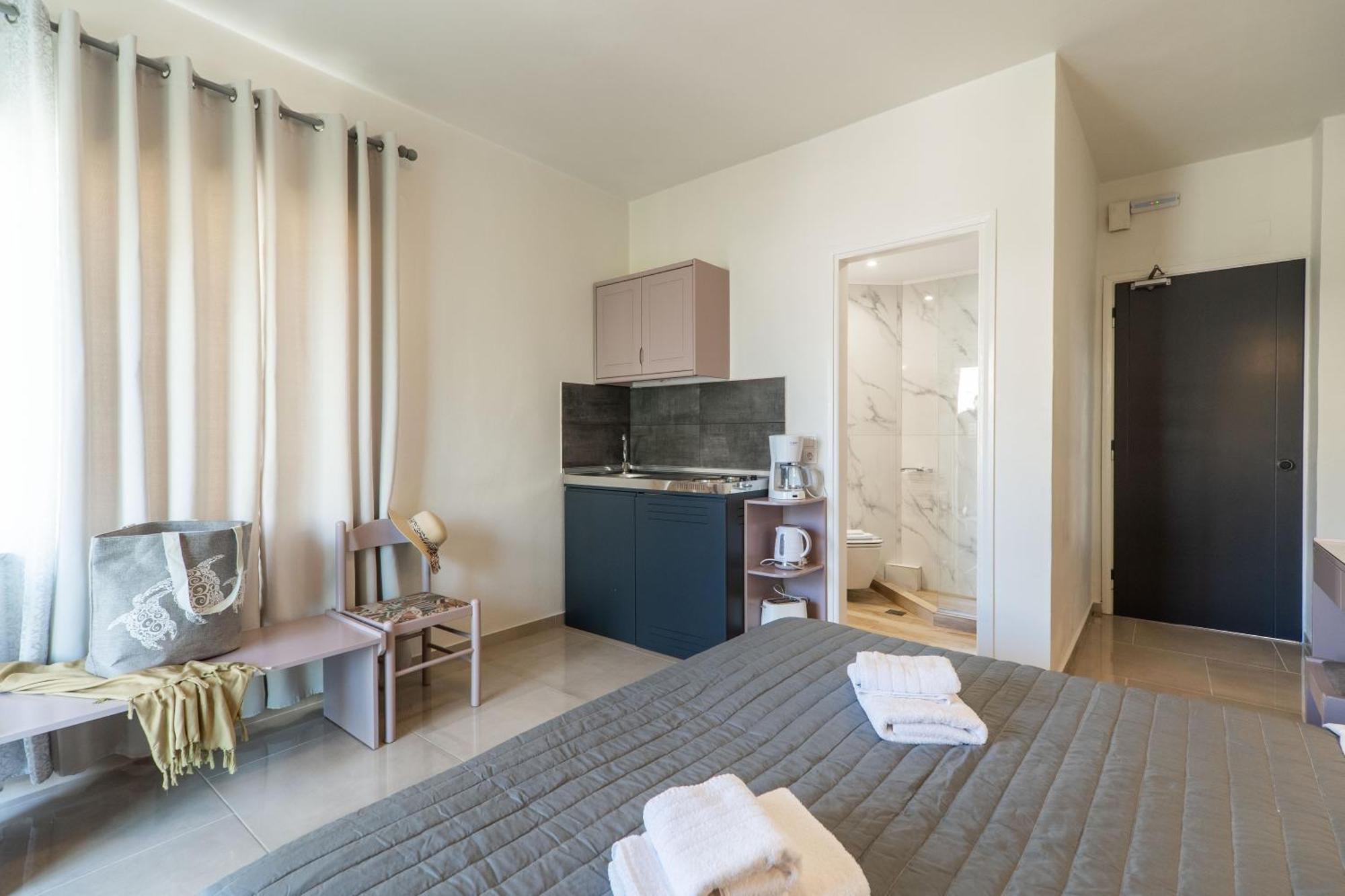 Manos Beachside Apartments Agia Marina المظهر الخارجي الصورة