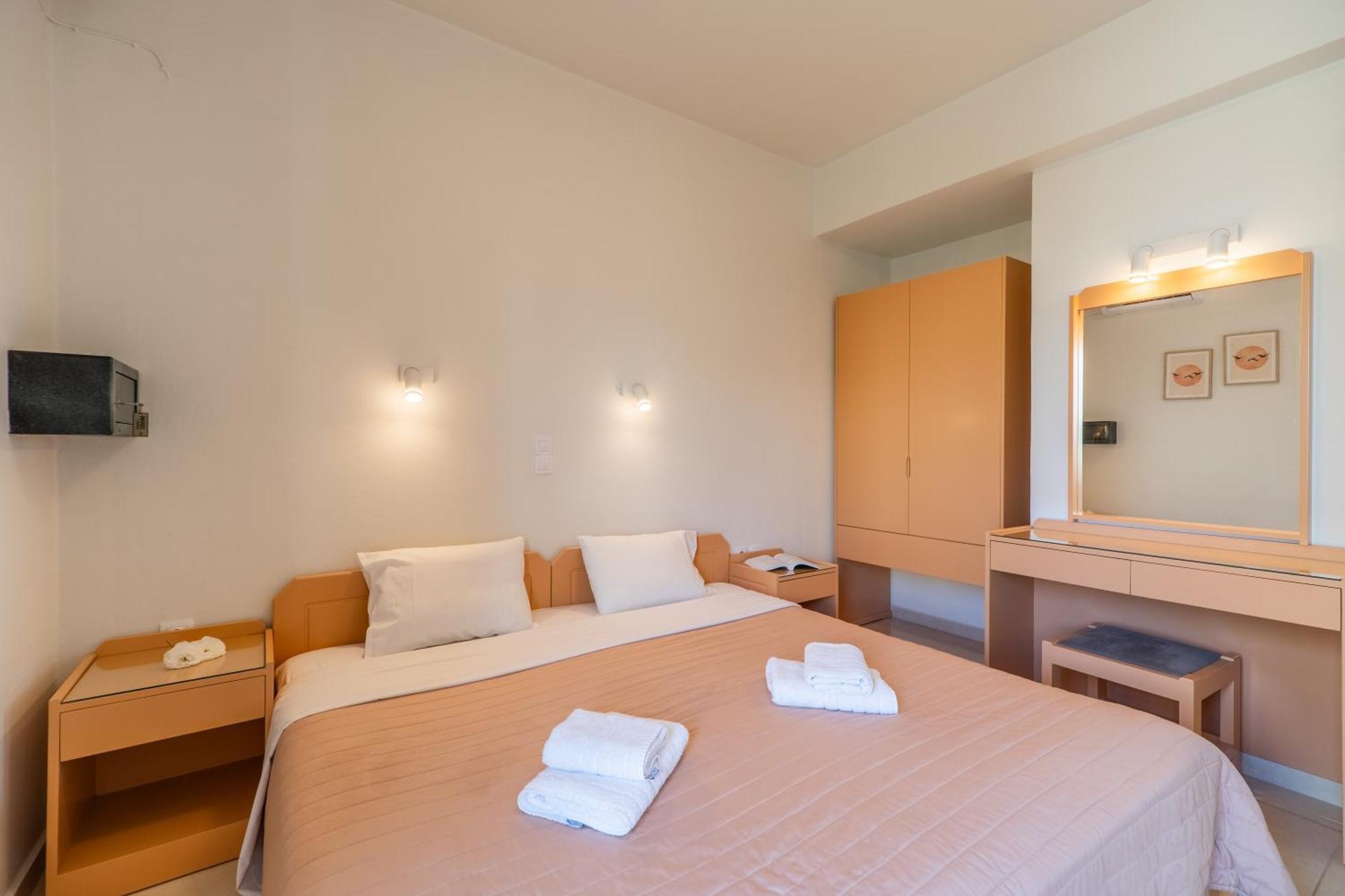 Manos Beachside Apartments Agia Marina الغرفة الصورة