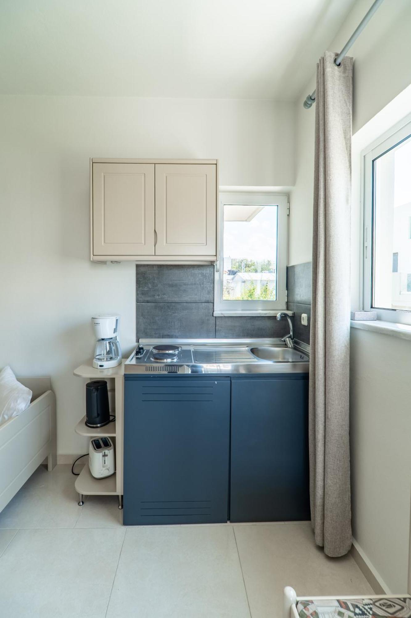 Manos Beachside Apartments Agia Marina الغرفة الصورة