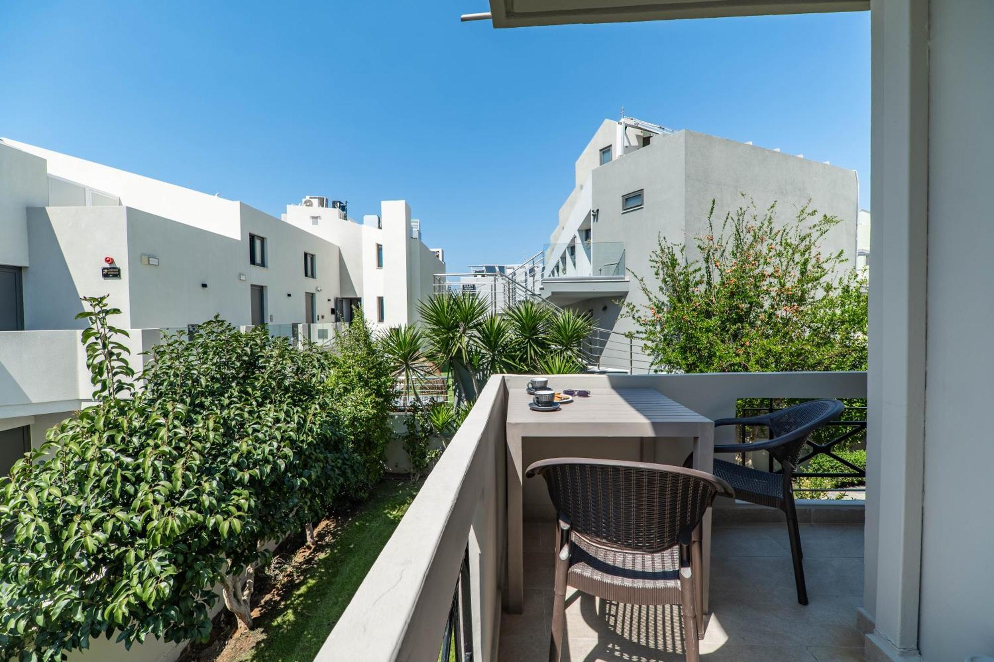 Manos Beachside Apartments Agia Marina المظهر الخارجي الصورة