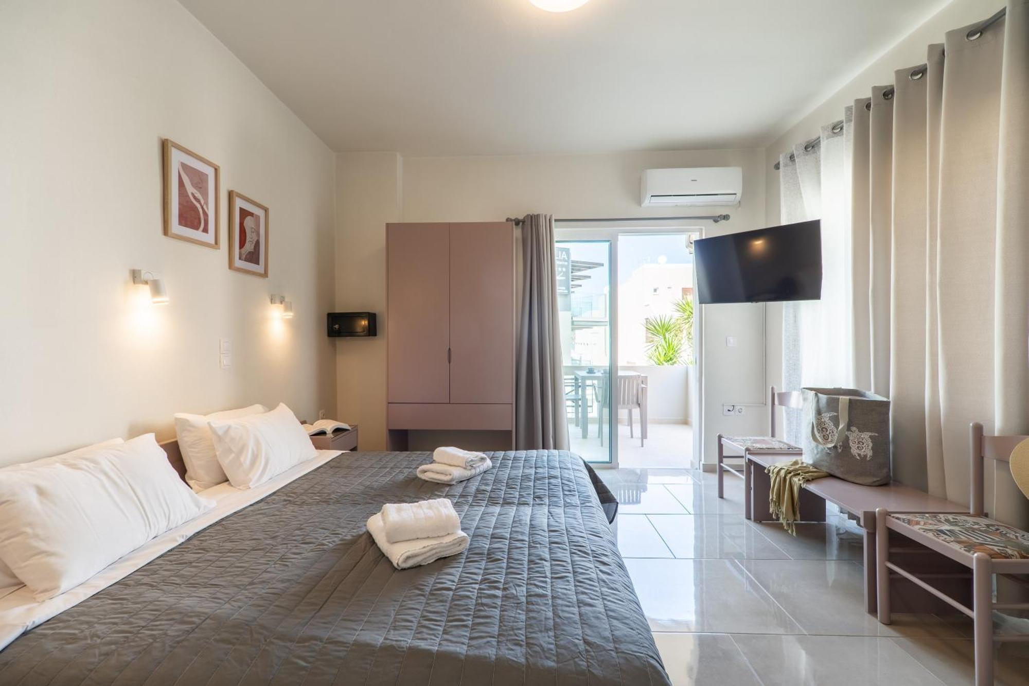 Manos Beachside Apartments Agia Marina الغرفة الصورة