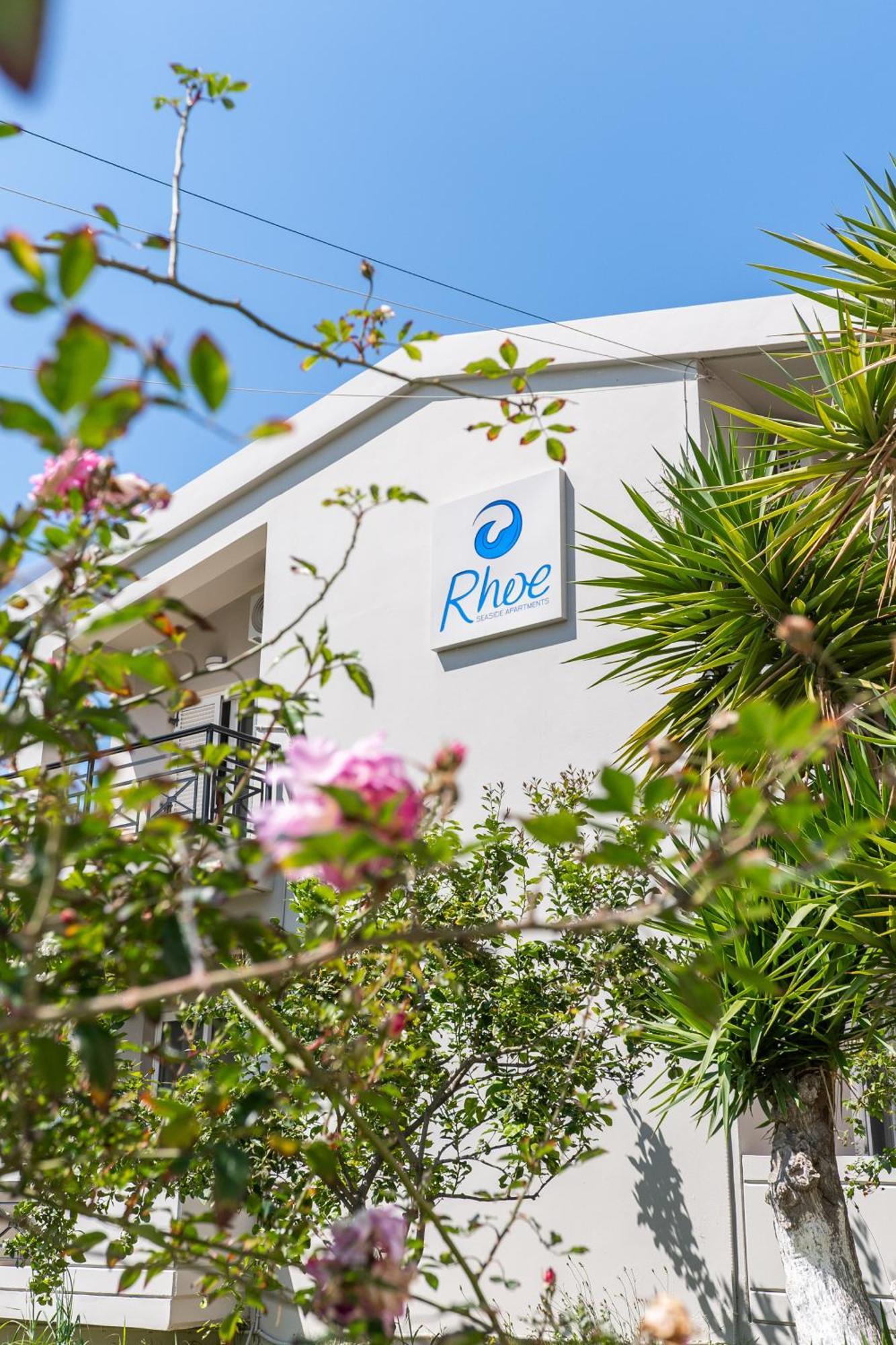 Manos Beachside Apartments Agia Marina المظهر الخارجي الصورة