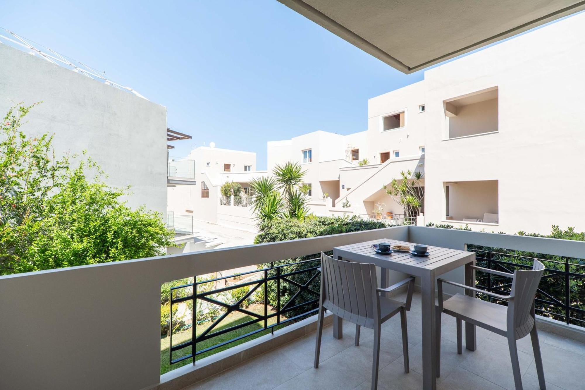 Manos Beachside Apartments Agia Marina المظهر الخارجي الصورة