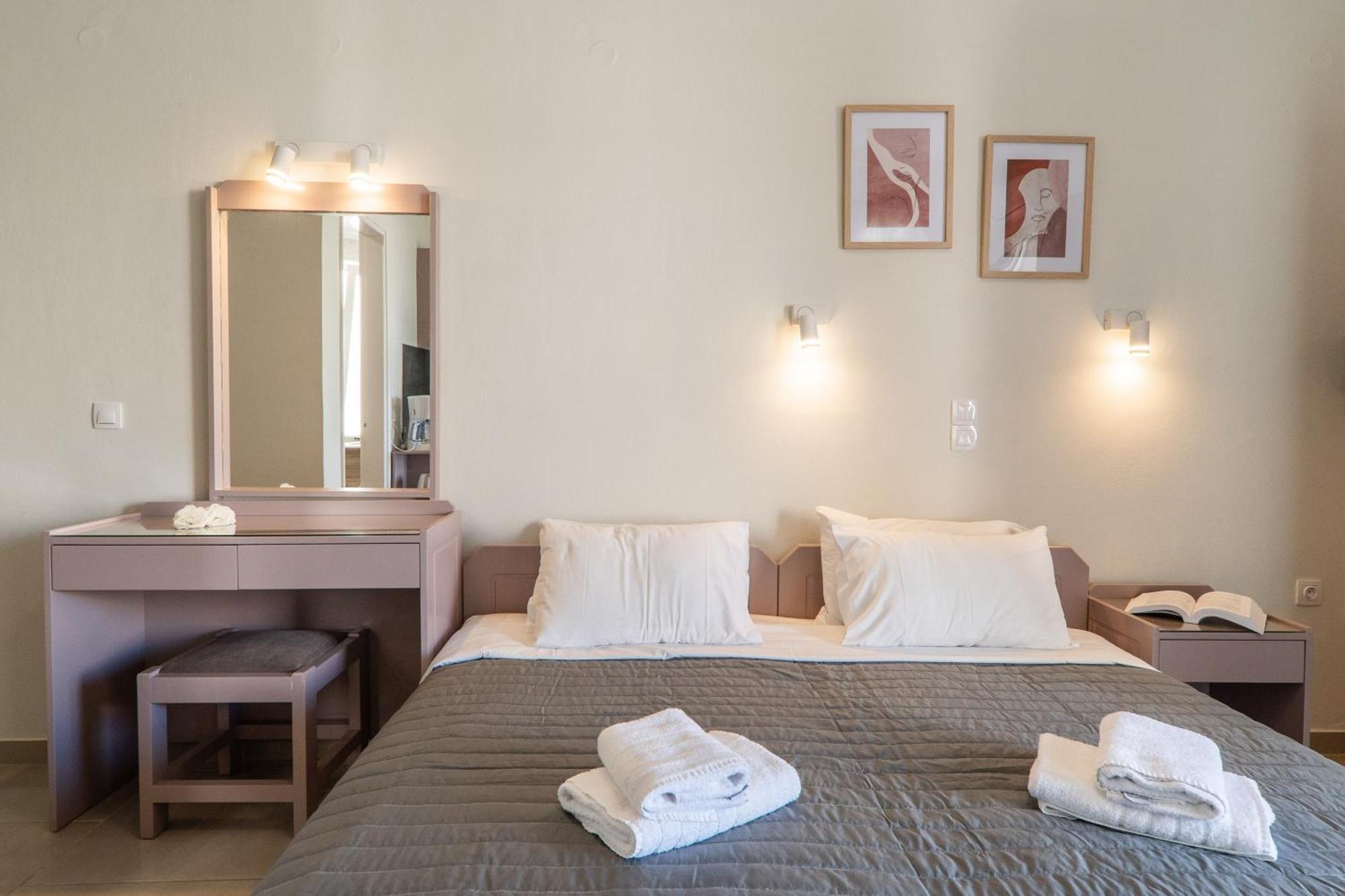 Manos Beachside Apartments Agia Marina الغرفة الصورة